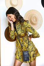 Load image into Gallery viewer, Mini-Round Stud Zip Pouch - Black/Gold
