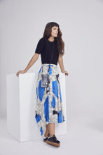 Load image into Gallery viewer, Classic Embossed Leather Zip Pouch - Black Croc/Gold
